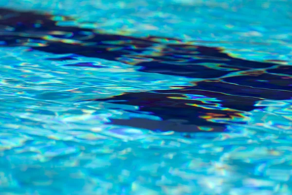 在西班牙阿拉贡加卢尔市一个游泳池的蓝色 洁净和水晶水中 折射和抽象扩散的背景 — 图库照片