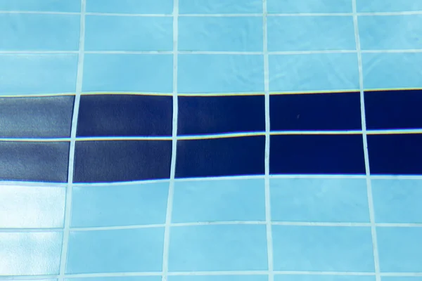 夏日里 西班牙阿拉贡市加卢尔市一个游泳池小道间清澈的蓝水中的波纹和反光 — 图库照片