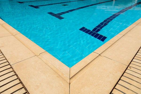 夏日里 西班牙阿拉贡市加卢尔市一个游泳池小道间清澈的蓝水中的波纹和反光 — 图库照片