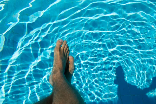 在一个阳光灿烂的炎炎夏日 一个年轻人的脚 坐在水潭边 清澈清澈的水晶莹 清凉沉稳 享受着宁静的生活 — 图库照片