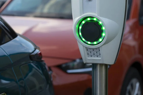 Madrid, İspanya 'daki Retiro bölgesinde yeşil LED' lerle aydınlatılmış elektrikli arabaların akü şarj noktası..