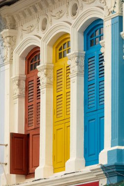 Güneydoğu Asya, Singapur 'daki Rochor yakınlarındaki Küçük Hindistan ve Çin kasabasındaki binaların cephelerine parlak boyanmış pencereler. Koloni tarzı mimarisinin güzel bir örneği.