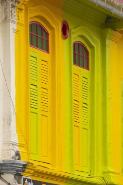 Güneydoğu Asya, Singapur 'daki Rochor yakınlarındaki Küçük Hindistan ve Çin kasabasındaki binaların cephelerine parlak boyanmış pencereler. Koloni tarzı mimarisinin güzel bir örneği.