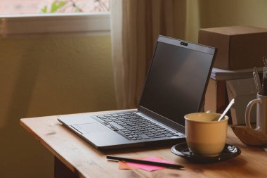 Merkez ofis, evden tele-çalışma için bir örnek, bir dizüstü bilgisayar ve bir fincan kahve ya da sıcak çay görebileceğiniz bir yer, sabahın erken saatlerinde, Madrid, İspanya 'da. İş-yaşam dengesi.