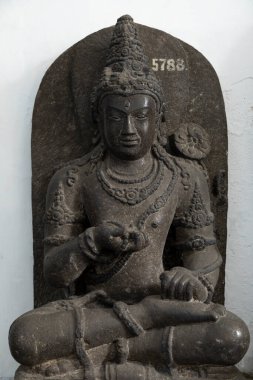 Jakarta, Endonezya - 14 Temmuz 2019: Antik taş heykel, Buda tasviri, klasik Budist dönemi Java. Endonezya Ulusal Müzesi 'nin bir parçasıdır..