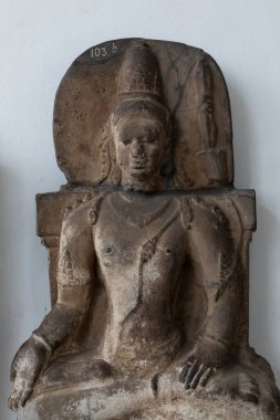 Jakarta, Endonezya - 14 Temmuz 2019: Antik taş heykel, Buda tasviri, klasik Budist dönemi Java. Endonezya Ulusal Müzesi 'nin bir parçasıdır..