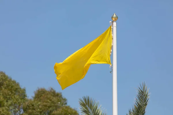Μια Κίτρινη Σημαία Έκτακτης Ανάγκης Προειδοποιεί Για Κίνδυνο Κατά Διάρκεια — Φωτογραφία Αρχείου