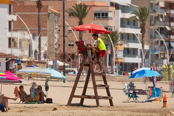 Torrenostra Spagna Luglio 2020 Bagnino Scende Scale Del Suo Posto — Foto Stock