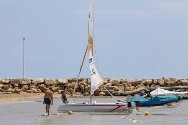 Torrenostra, İspanya - 11 Temmuz 2020: Akdeniz Castellon ilinin Torreblanca yakınlarındaki küçük Torre Nostra marinasında çeşitli tekneler.