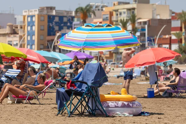 Torrenostra, İspanya - 11 Temmuz 2020: Torrenostra sahili, Torreblanca yakınlarında, Akdeniz 'de, yaz tatillerinde, Castellon Eyaleti' nde insanlarla ve şemsiyelerle dolu..
