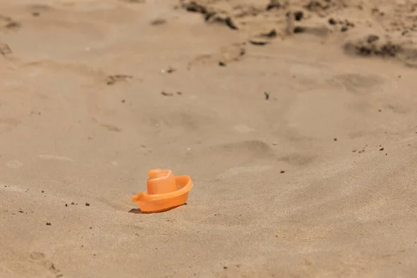 Small Toy Boat Belonging Child Lies Forgotten Wet Sand Shore — Stock Photo, Image