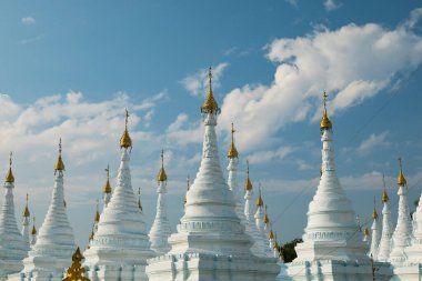 Mandalay, Myanmar 'daki Mindon Min' in anısına Sanda Muni Pagoda 'da bulutların ve beyaz Budist budalaların şehri.
