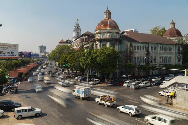 Янгон Мьянма Декабря 2019 Года Пробки Янгоне Перед Зданием Окружного — стоковое фото