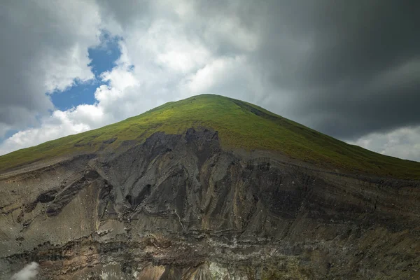 Вигляд Одного Найвищих Вершин Вулкану Локон Нерівний Ландшафт Його Зелених — стокове фото