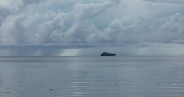 Timelapse Video Enormi Nubi Tempesta Giorno Pioggia Oltre Orizzonte Una — Video Stock