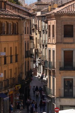 Segovia, İspanya - 2 Haziran 2021: San Francisco 'nun orta caddesindeki balkonlar ve geleneksel evler, gün ortası güneşiyle aydınlandı