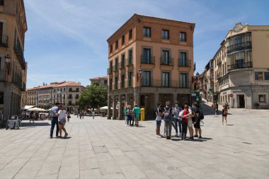 Segovia, İspanya - 2 Haziran 2021: Bir grup genç Plaza del Azoguejo 'da toplandı, arka planda Aqueduct Bulvarı' nda bir araya geldiler.