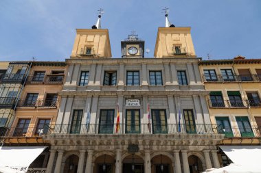 Segovia, İspanya - 2 Haziran 2021: Segovia Belediye Binası 'nın bulunduğu ana cephe ve balkon