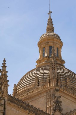 Segovia, İspanya - 2 Haziran 2021: Segovia Katedrali, Plaza Belediye Başkanı 'nın tanınmış Gotik tarzı mimarisi ile yakın plan