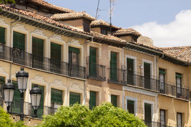 Segovia Plaza Belediye Başkanı 'nı çevreleyen eski geleneksel binaların cephelerinde sıra sıra balkonlar.