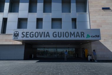 Segovia, İspanya - 2 Haziran 2021: Segovia Guiomar tren istasyonunun ana kapısı ve erişim alanı, hızlı trenler için inşa edilmiştir.