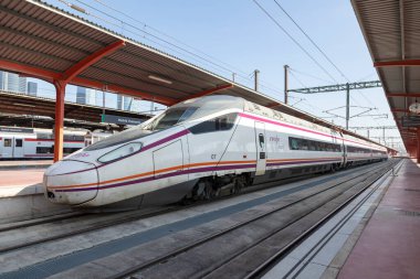 Madrid, İspanya - 2 Haziran 2021: Renfe Avant orta mesafe treni ve vagonları, Chamartin tren istasyonunun platformlarından birine park edilmiştir.