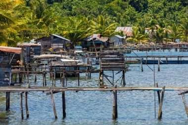 Waiego, Raja Ampat, Endonezya 'daki küçük Warsambin köyünde, deniz kıyısında mütevazı ahşap evler.