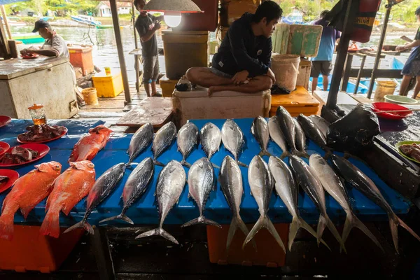 Waisai Indonesia Octubre 2019 Contador Puesto Pescado Mercado Waisai Lleno — Foto de Stock