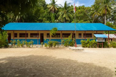 Friwin, Endonezya - 14 Ekim 2019: Mütevazi ilkokul binası, Waiego bölgesi, SD Negeri 04, Raja Ampat, Batı Papua