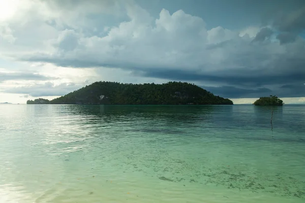 Ilhas Tropicais Cobertas Com Selva Verde Cercadas Por Água Azul — Fotografia de Stock