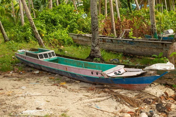 Friwin, Endonezya - 14 Ekim 2019: Kırık ve terk edilmiş bir tekne, çocuksu ve komik bir şekilde boyanmış, Raja Ampat, Batı Papua