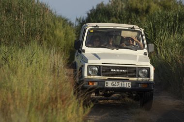 Torreblanca, İspanya - 16 Temmuz 2020: Bir off-road aracı, Prat de Cabanes Doğal Parkı 'nda toprak bir pistte dolaşır