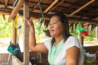 Beşir bölgesi, Endonezya - 10 Ekim 2019: Gam adasında yaşayan kadınlardan biri, tencere ve tavalar arasında aşçı olarak her gün çalışır.