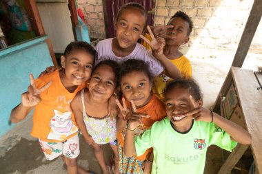 Sorong, Endonezya - 3 Ekim 2019: Bir grup çocuk, şehrin batısındaki Sorong mahallesinde beni selamlayın, Batı Papua