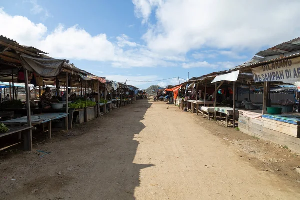 Sorong, Endonezya - 3 Ekim 2019 Sorong pazarı, şehrin batısındaki neredeyse boş tezgahlarıyla, Batı Papua