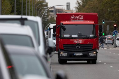 Madrid, İspanya - 28 Ekim 2020: The Coca-Cola Company 'den bir teslimat kamyonu Avenida Menedez Pelayo' ya iki sıra park etmiş.