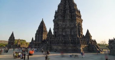 Prambanan ve UNESCO tarafından dünya mirası ilan edilen antik Hindu tapınakları, Endonezya 'daki büyük turist grupları tarafından ziyaret ediliyor.