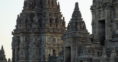 Prambanan antik Hindu tapınaklarının günbatımında boş olan yakın çekimleri, turistlerin, Central Java, Endonezya 'nın gidişinden sonra sessiz kalıyor.