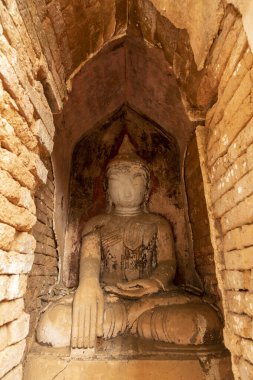 Shwe Indein Pagoda, Shan State, Myanmar, Burma yakınlarındaki Nyaung Ohak stupalarından birinde oturan Buda 'nın eski tasviri.