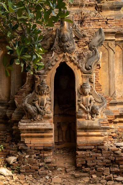 古代の赤レンガの仏塔や塔の一つで仏像やレリーフ ニャウンオハクで Shweインディンパゴダ シャン州 ミャンマー — ストック写真