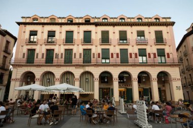 Huesca, İspanya - 20 Temmuz 2021: Luis Lopez Allue Meydanı 'ndaki barların ve kafelerin teraslarında oturan birkaç kişi