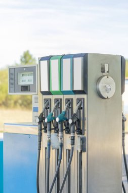 Otobanın yakınındaki bir benzin istasyonunda benzin pompası modeli, gerçek fotoğrafçılık.