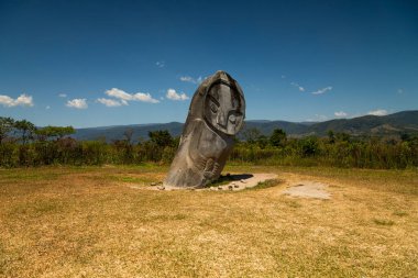 Bilinmeyen tarih öncesi megalitik kültürlere ait Palindo Megalith heykeli, Endonezya 'nın merkezindeki Bada Vadisi' nde yer almaktadır.