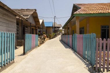 Togian Adaları, Sulawesi, Endonezya 'nın Kulingkinari bölgesinde küçük bir köyün ana caddesi.