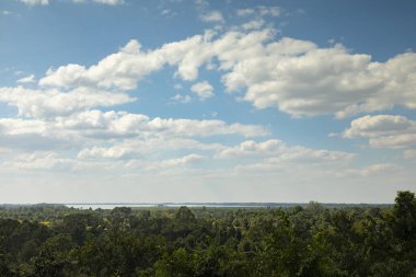 Angkor 'daki Phnom Bakheng Tapınağı' nın tepesinden Kamboçya 'da bulutlu mavi gökyüzü altındaki orman ve tropikal ağaçların manzarası