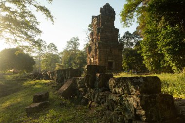 Prasat Khleang Khang Cheung 'un (Prasat North Khleang) büyüleyici tapınakları günbatımının ışığında yıkandı ve tropikal ormanlar, Angkor, Kamboçya ile çevrildi.