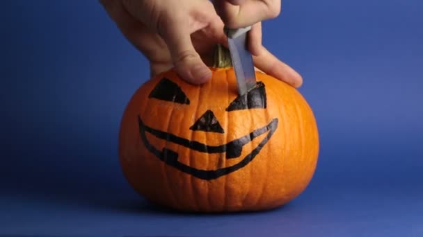 Een Jongeman Snijdt Een Halloween Pompoen Jack Lantaarn Met Gloeiende — Stockvideo