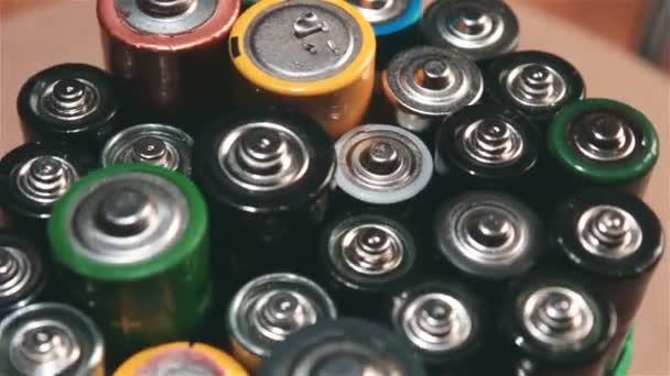 旋转使用碱性电池.用过的AA电池准备回收利用。环境保护概念 — 图库视频影像