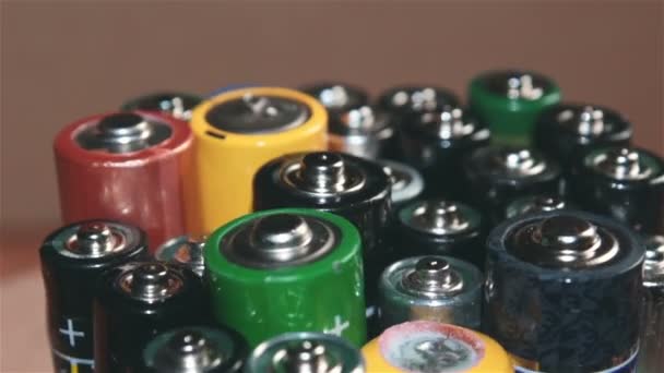 As pilhas AA usadas são preparadas para reciclagem. Rotação Usado baterias alcalinas. Conceito de protecção ambiental — Vídeo de Stock
