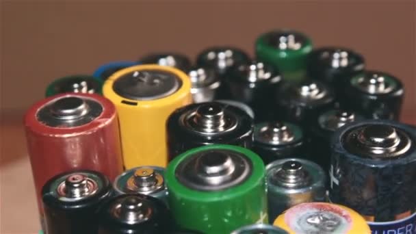 Rotação Usado baterias alcalinas. As pilhas AA usadas são preparadas para reciclagem. Conceito de protecção ambiental — Vídeo de Stock